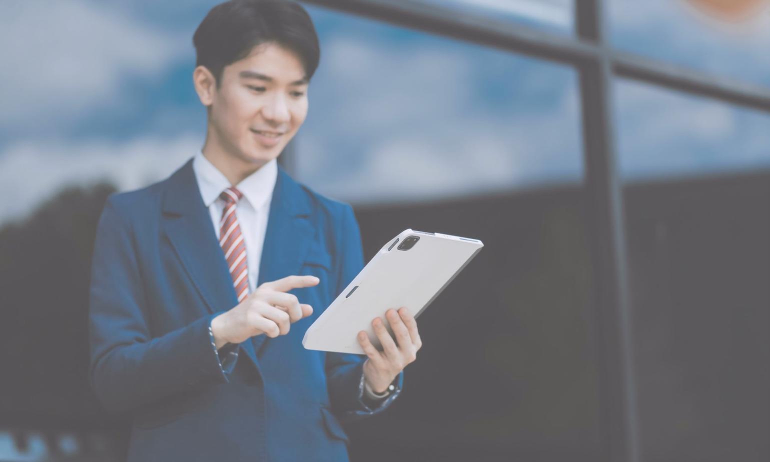 Professionelle Finanzberatung in modernem Büroumfeld mit persönlicher Atmosphäre