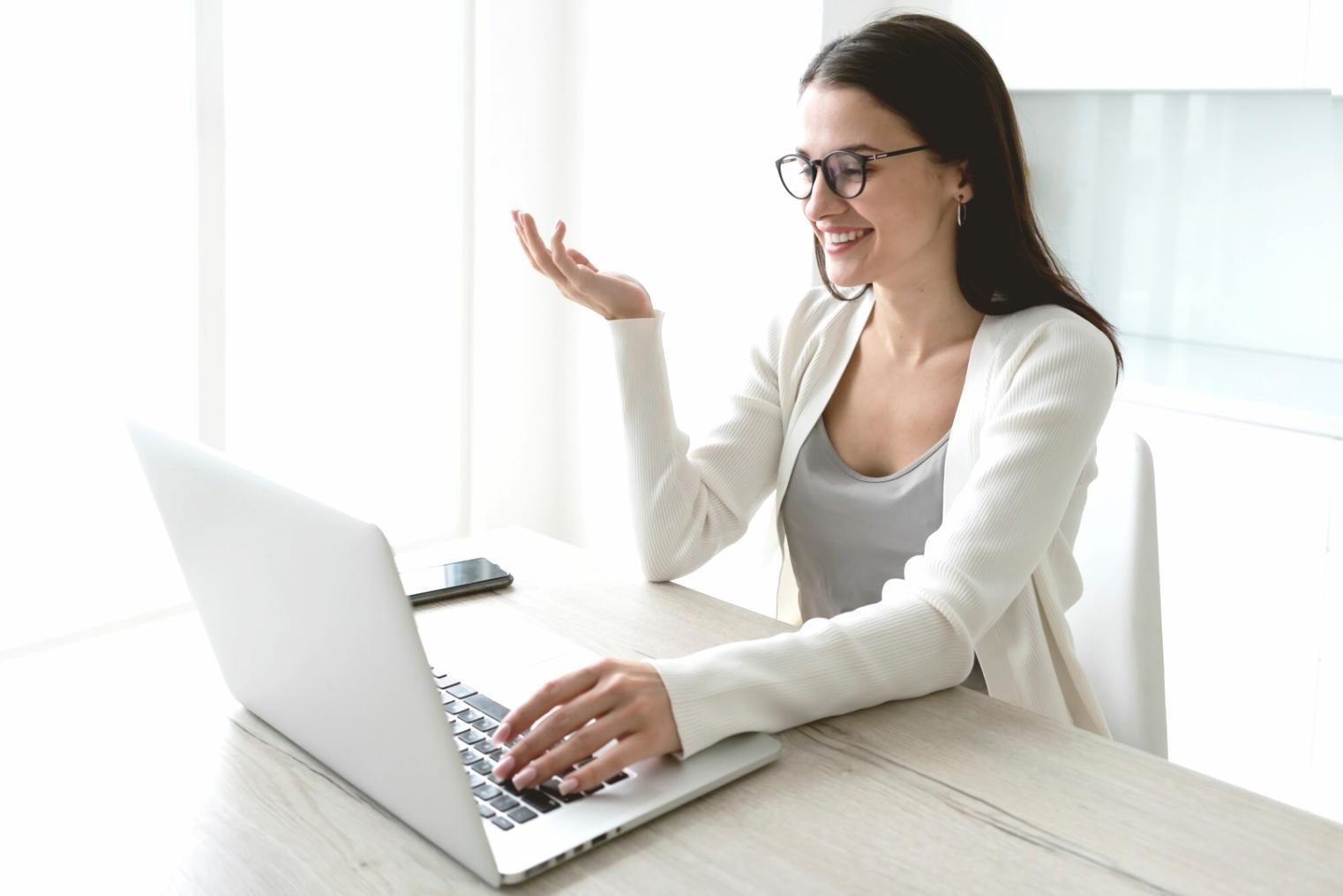 Nahaufnahme von Händen beim Ausfüllen von Finanzunterlagen mit Stift